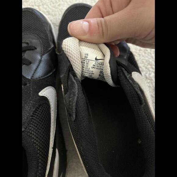 Nike Air Max Kids' Running Shoes - Size 3Y - Black/White W5 - Picture 4 of 4